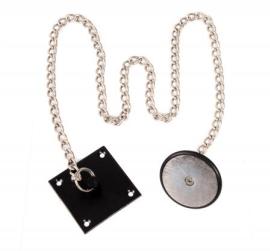 Armature plate in black with a 95cm length of chain attached.